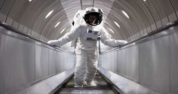 Por qué los astronautas usan trajes blancos y naranjas