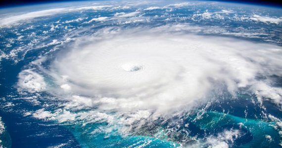 cómo se nombra a los huracanes