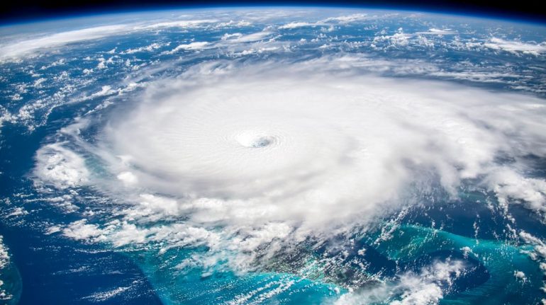 cómo se nombra a los huracanes