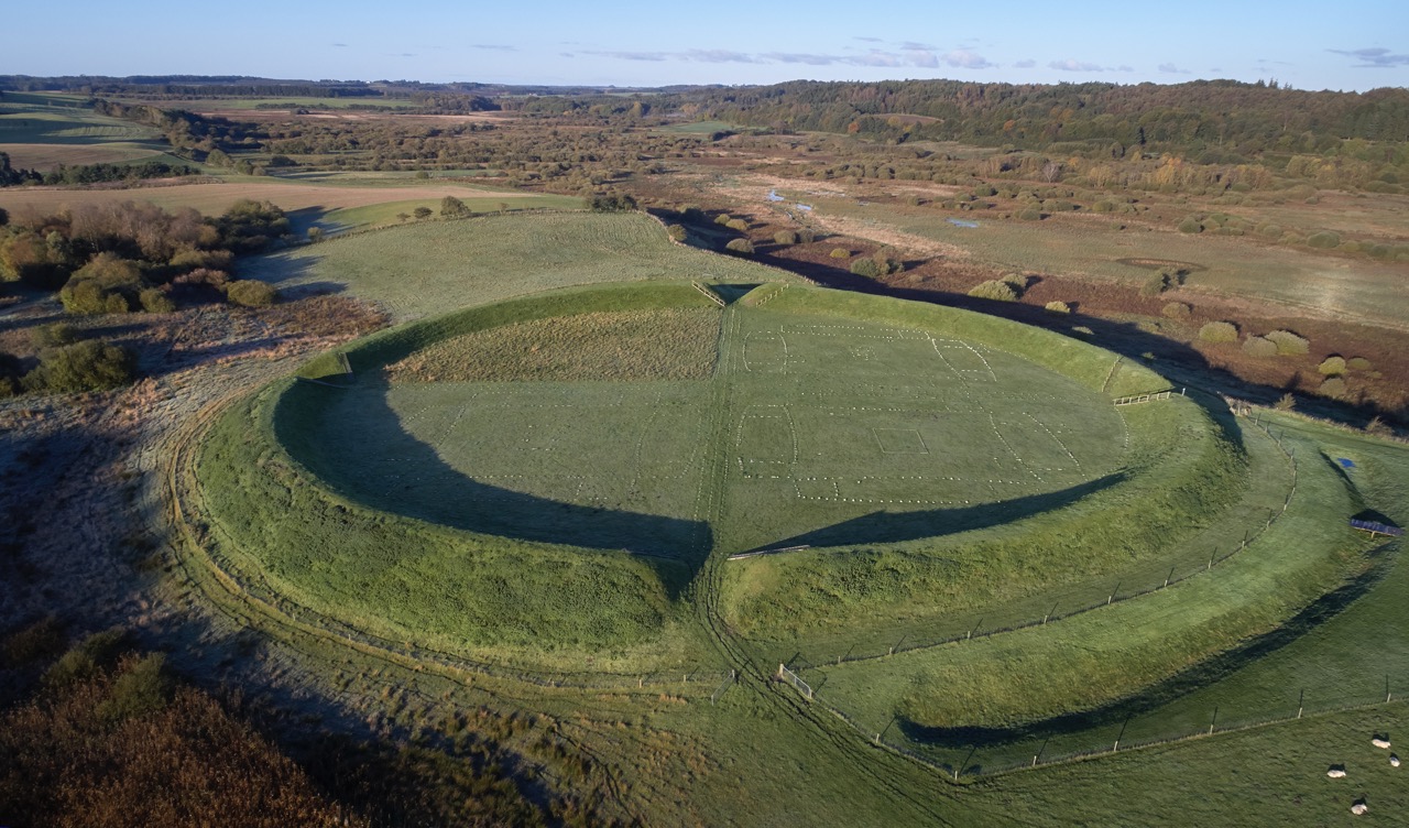 Fortaleza circular de la era vikinga de Trelleborg en una península con ríos serpenteantes que conectan con el Gran Belt.