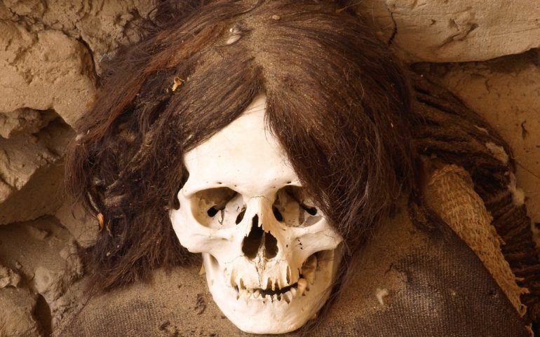 Momia con cabellera en Perú