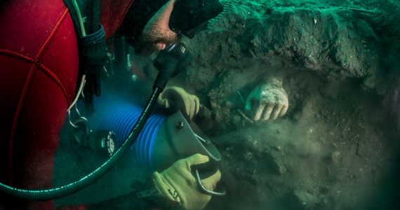 arqueologos-subacuaticos-encuentran-un-insolito-templo-de-la-diosa-afrodita-debajo-del-mar-en-egipto