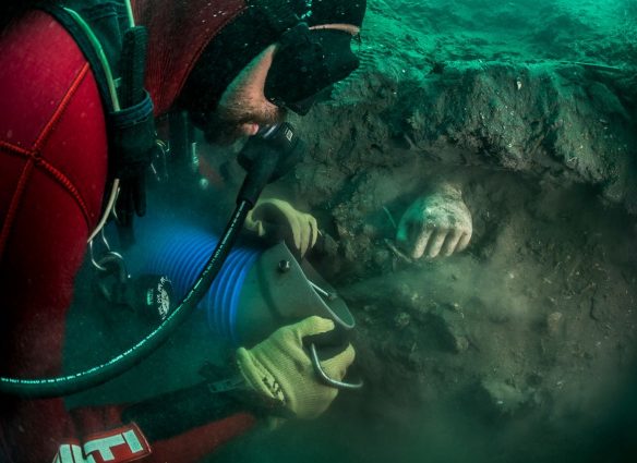 arqueologos-subacuaticos-encuentran-un-insolito-templo-de-la-diosa-afrodita-debajo-del-mar-en-egipto