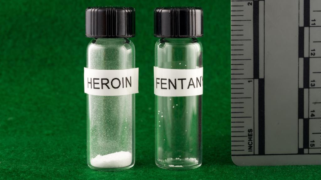 A la izquierda, una dosis letal de heroína; a la derecha, una dosis letal de fentanilo.