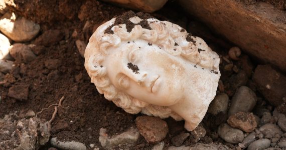 arqueologos-descubren-una-estatua-que-retrata-a-alejandro-magno-en-turquia
