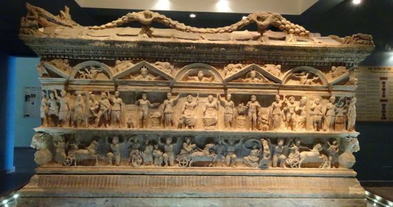 el-sarcofago-de-velletri-asi-son-las-cuatro-paredes-que-cuentan-la-historia-de-hercules