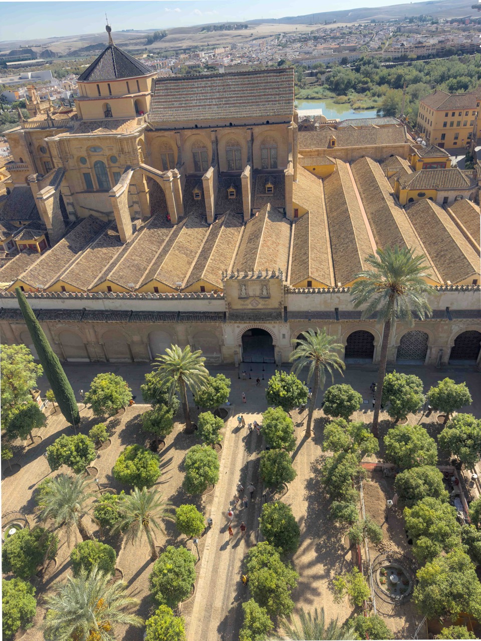 El Patio de los Naranjos y la Mezquita vistos desde la Torre Campanario