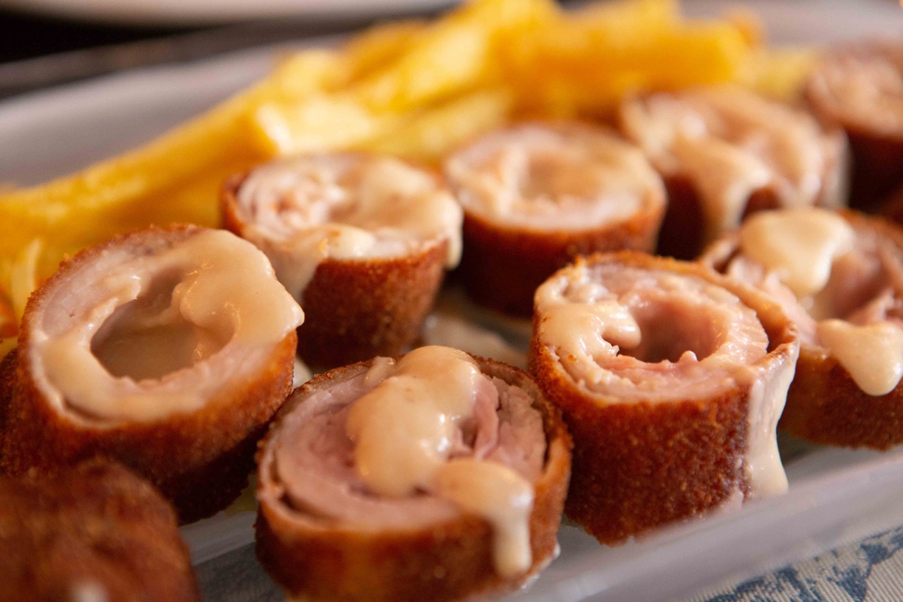 El flamenquín, típico de la gastronomía cordobesa, es un arrollado de carne de cerdo, jamón y queso, rebozado y frito