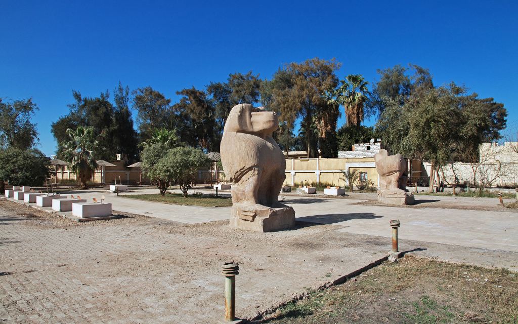 La estatua de un babuino en El Minya, Egipto, África
