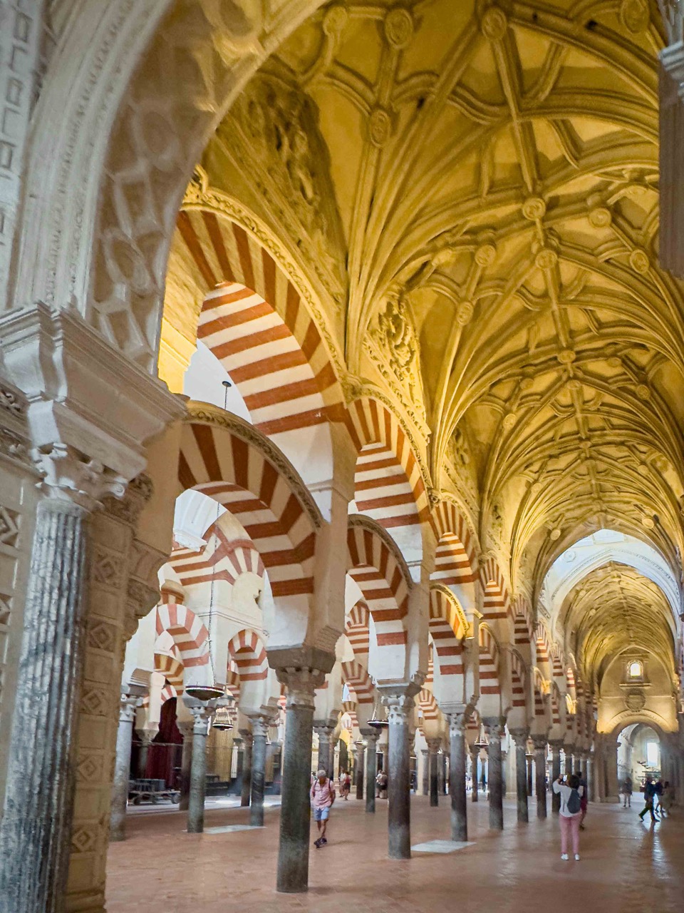 Interior de la Mezquita de Córdoba, España vert