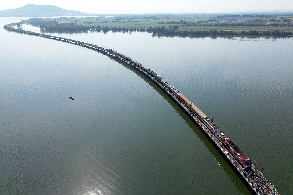 Tren flotante en la presa Pasak Jolasid