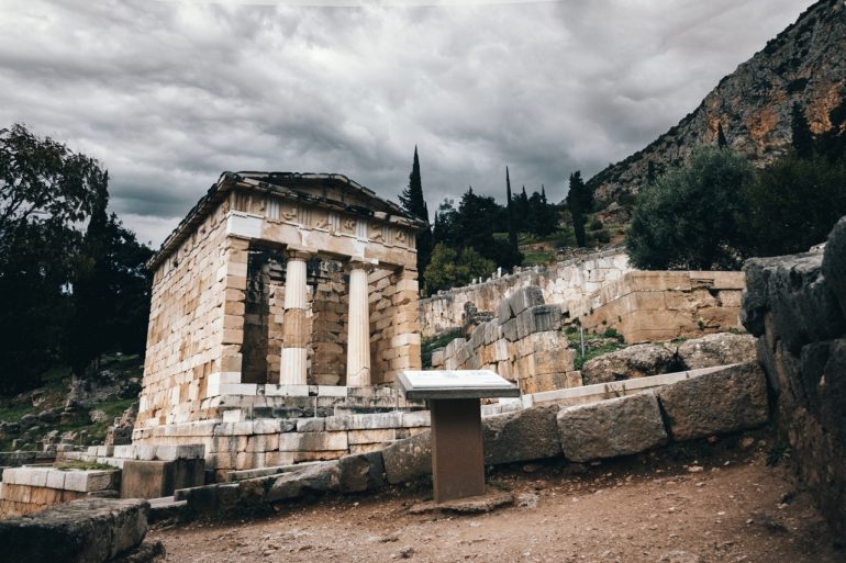 esta-es-la-historia-del-oraculo-de-delfos-el-mitico-sitio-griego-que-se-encuentra-en-el-ombligo-de-la-tierra