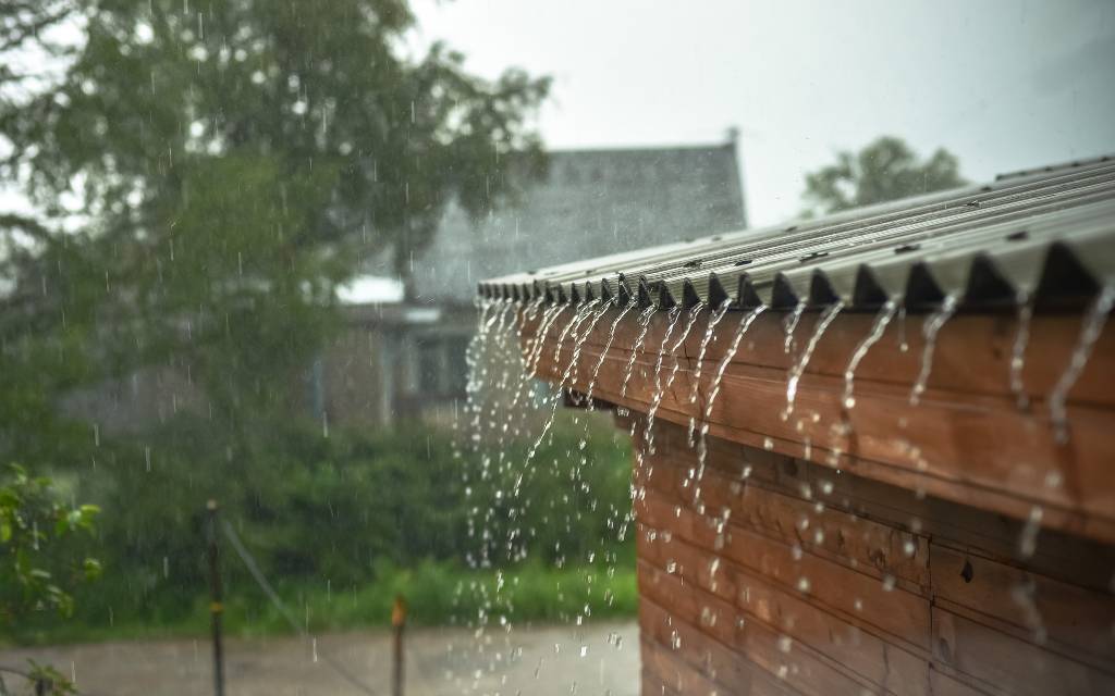 Agua de lluvia cayendo de un techo