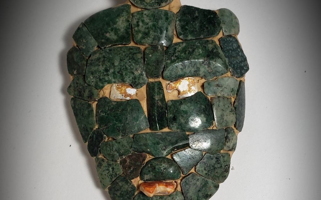 Máscara de mosaico de jade descubierta dentro de una antigua tumba maya