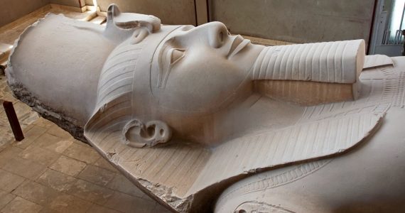 la cabeza de una colosal estatua de Ramsés II