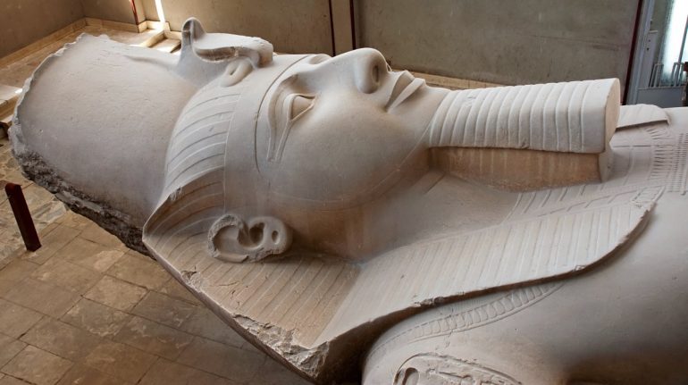 la cabeza de una colosal estatua de Ramsés II