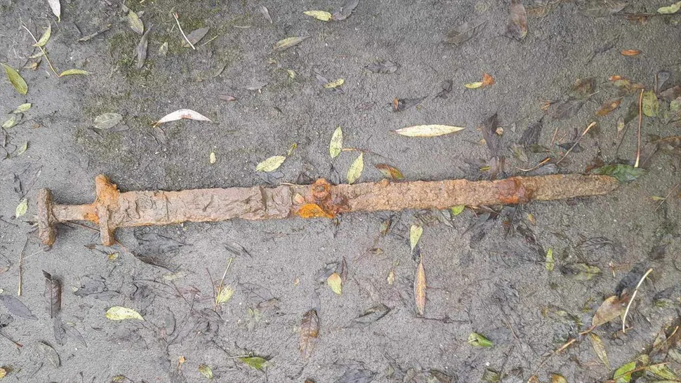 el-inusual-descubrimiento-de-una-espada-vikinga-extrano-a-los-arqueologos