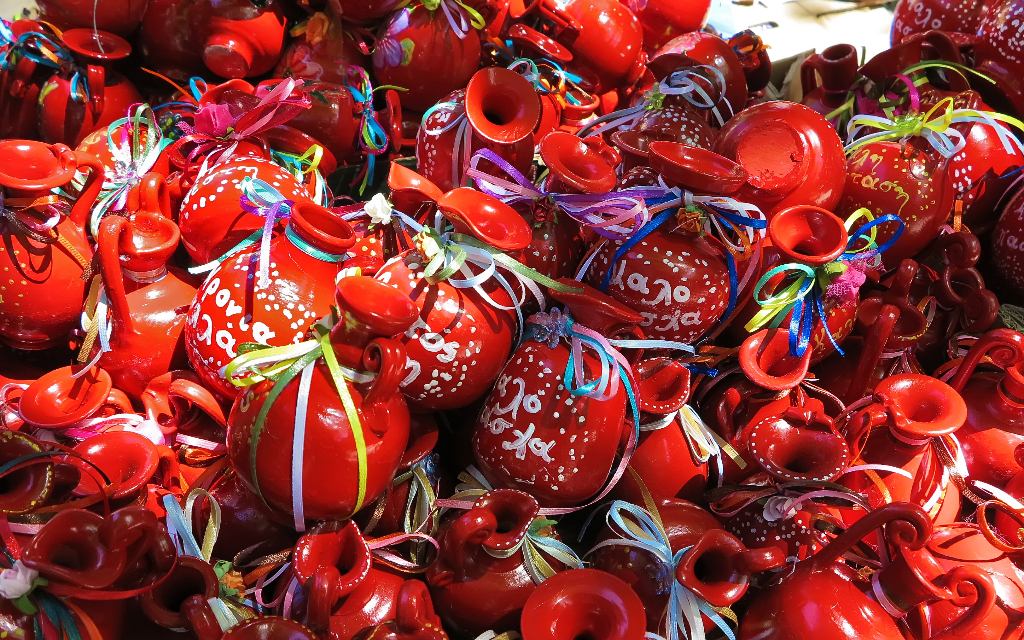 Ollas de arcilla roja con cintas de colores para Semana Santa en Corfú, Grecia.