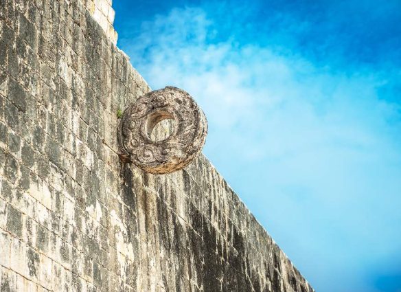 Antiguos mayas bendijeron el juego de pelota con flores y plantas