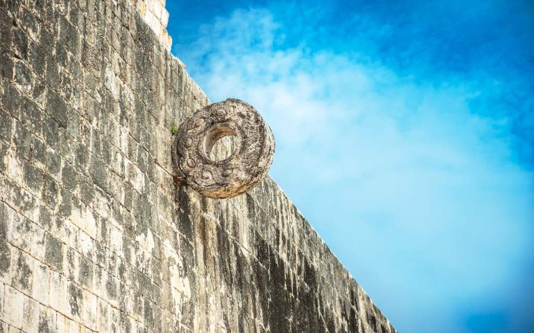 Antiguos mayas bendijeron el juego de pelota con flores y plantas