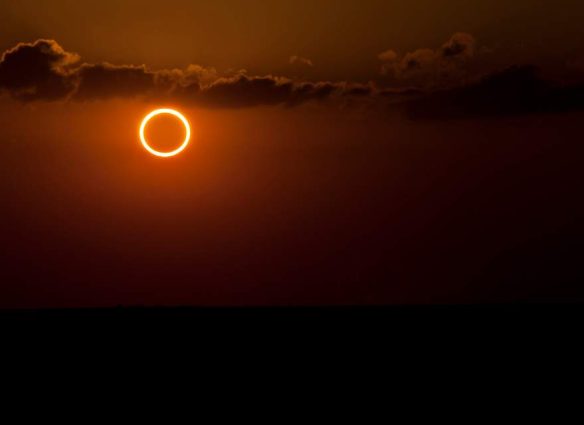 Anillo de fuego durante la fase total de un eclipse anular.