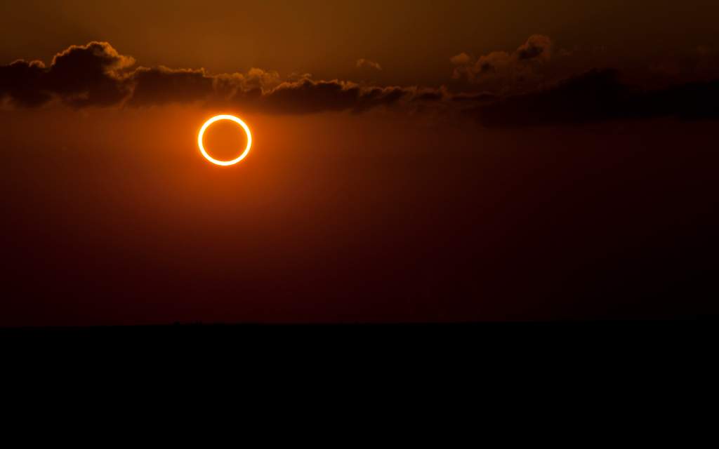 Anillo de fuego durante la fase total de un eclipse anular.