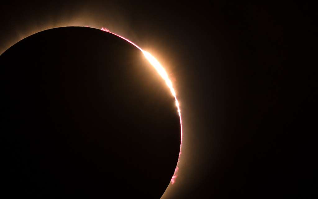 Anillo de diamantes durante el eclipse solar de 2017