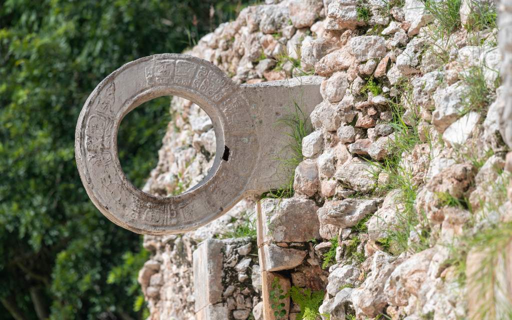 Anillo de piedra que representa la portería de un antiguo juego de pelota en Uxmal, Yucatán.