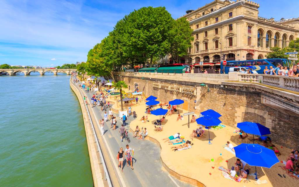 Parisinos a la orilla del río Sena