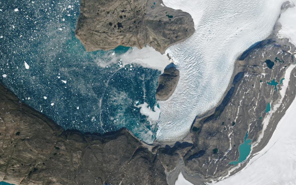 Fragmentos de iceberg en Groenlandia